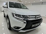 Mitsubishi Outlander 2.4 CVT 4WD Sunroof Facelift 2016 White Rear Entertaiment
